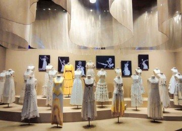Pela primeira vez, o público pode ver, em conjunto, 50 vestidos da cantora mineira, em exposição no museu da moda
 -  (crédito: Ricardo Laf/Divulgação)