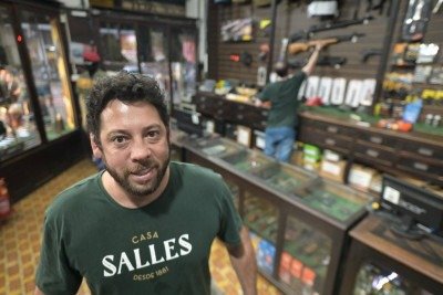 Guilherme Salles, proprietário de comércio especializado em segurança na capital mineira,  afirma que só vai oferecer o spray de pimenta depois da regulamentação -  (crédito: Leandro Couri/EM/D.A Press)