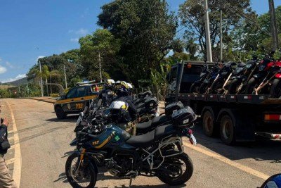 A ação feita pela PRF nesse final de semana resultou na apreensão de uma moto com dispositivo antirradar  -  (crédito: PRF / Divulgação)