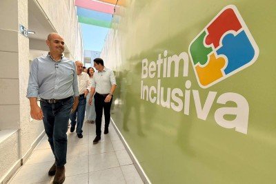 Governador e candidato à reeleição Mateus Simões (PSD) durante visita à Escola Inclusiva Geny Carvalho Trindade, em Betim, na Região Metropolitana de Belo Horizonte -  (crédito: Divulgação/Campanha Mateus Simões)