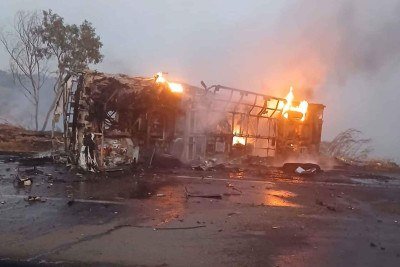 Os veículos pegaram fogo após a colisão: o filho do caminhoneiro e uma passageira do ônibus morreram carbonizados

 -  (crédito: CBMMG/Divulgação)