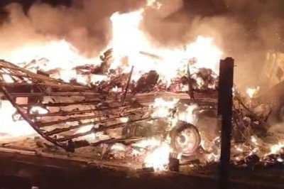Os dois veículos pegaram fogo após a batida -  (crédito: CBMMG)