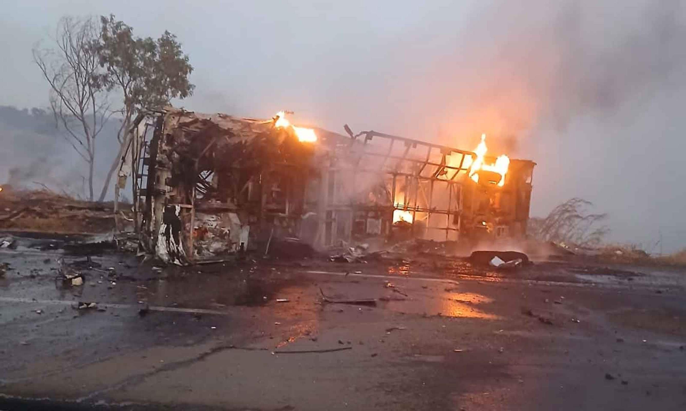 Os ve&iacute;culos pegaram fogo ap&oacute;s a colis&atilde;o: o filho do caminhoneiro e uma passageira do &ocirc;nibus morreram carbonizados  