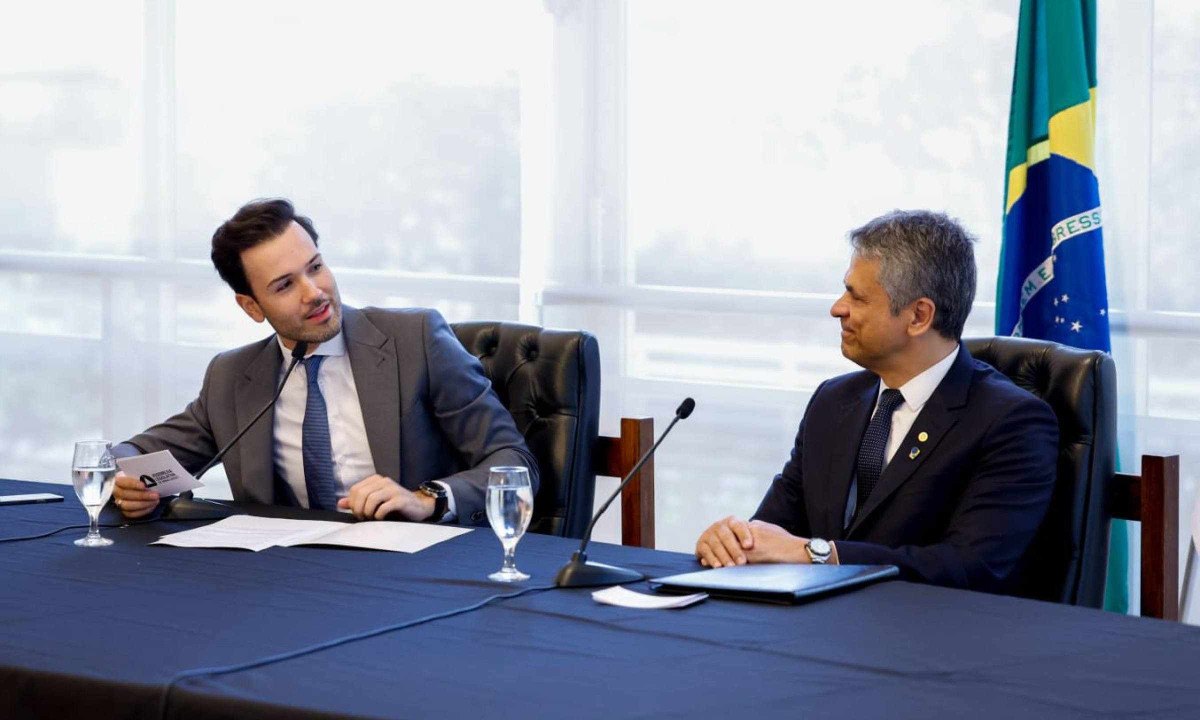 O presidente da ALMG, Tadeu Leite, recebeu o desembargador Carlos Henrique Perpétuo Braga, presidente do TRE-MG, para a assinatura do aditivo do contrato - (crédito: Alexandre Netto/ALMG)