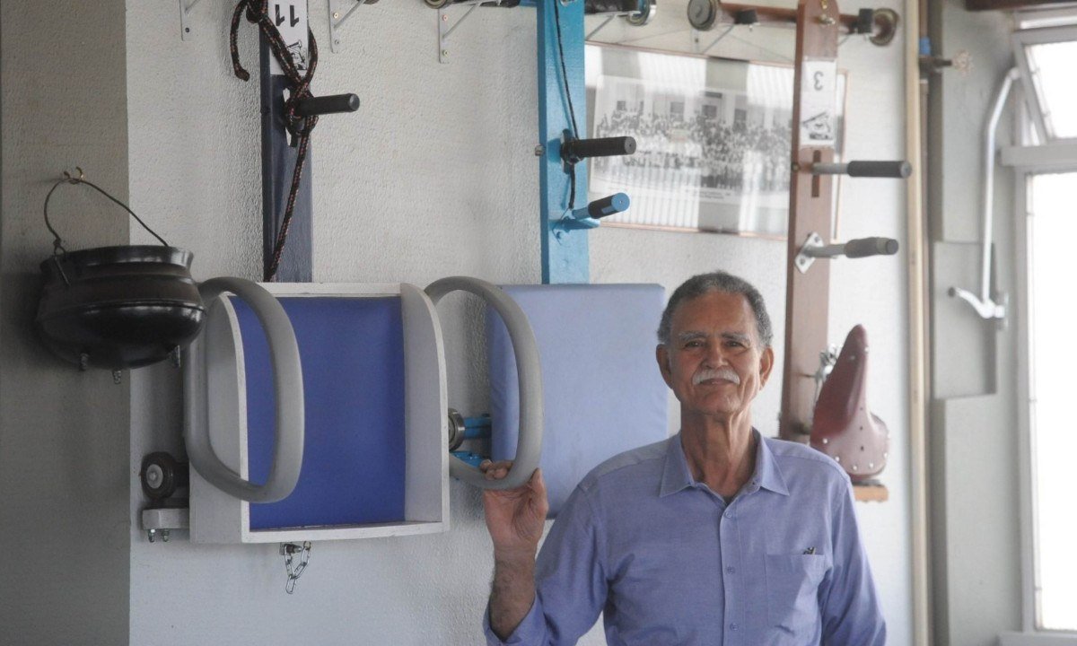 Aos 79 anos, José Maurício Ribeiro, faz carrinhos de rolima na sua casa como passatempo. Ele presenteia seus filhos e netos, alem de emprestar os carrinhos para seus amigos - (crédito: Alexandre Guzanshe/EM/D.A Press)