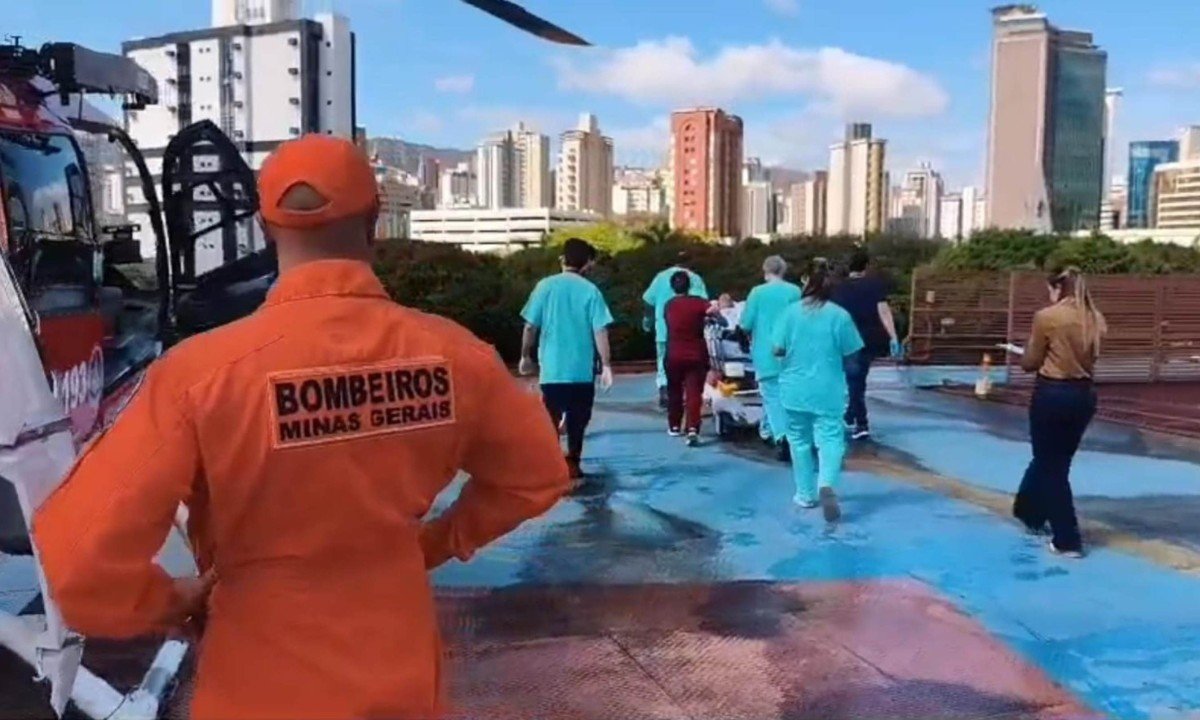 Piloto de aeronave que caiu em Mateus Leme foi levado para o Hospital João XXIII para atendimento médico - (crédito: Divulgação/CBMMG)