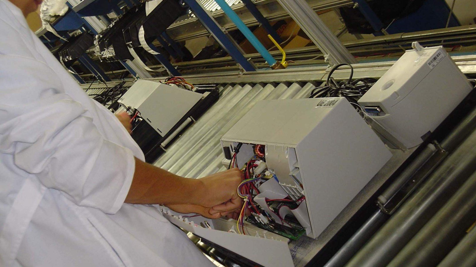 Produ&ccedil;&atilde;o de urnas eletr&ocirc;nicas em f&aacute;brica de Santa Rita do Sapuca&iacute;, Sul de Minas Gerais, em 2004.