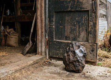 O meteorito Edmore, antes um peso de porta, repousa na entrada do celeiro de uma fazenda em Michigan -  (crédito: Divulga&ccedil;&atilde;o)