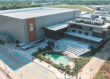 O megacampus da Assembleia de Deus Fonte de Vida em Vit&oacute;ria (ES) apresenta vasta estrutura com lago artificial para batismos -  (crédito: Divulga&ccedil;&atilde;o)