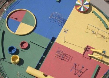 Parquinho infantil do Edif&iacute;cio JK, projetado pelo arquiteto Oscar Niemeyer e um dos mais iconicos da cidade, foi reformado em junho de 2026 pela nova administra&ccedil;&atilde;o. -  (crédito: Leandro Couri/EM/D.A.Press.Brasil.MG.Belo Horizonte. Especial edificio de BH. Edificio Juscelino Kubsticheck, o JK, projetado pelo arquiteto Oscar Niemeyer e um dos mais iconicos da cidade. Na foto,playground reformado recentemente pela nova administracao.)