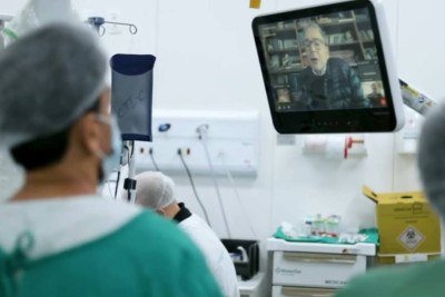 O procedimento contou com uma plataforma que permite ao cirurgião controlar instrumentos articulados com alta precisão a partir de um console -  (crédito: Rede Mater Dei/Divulgação)