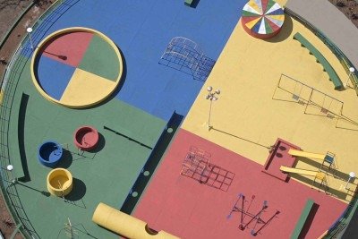 Parquinho infantil do Edif&iacute;cio JK, projetado pelo arquiteto Oscar Niemeyer e um dos mais iconicos da cidade, foi reformado em junho de 2026 pela nova administra&ccedil;&atilde;o. -  (crédito: Leandro Couri/EM/D.A.Press.Brasil.MG.Belo Horizonte. Especial edificio de BH. Edificio Juscelino Kubsticheck, o JK, projetado pelo arquiteto Oscar Niemeyer e um dos mais iconicos da cidade. Na foto,playground reformado recentemente pela nova administracao.)