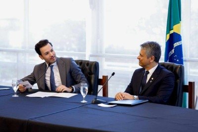 O presidente da ALMG, Tadeu Leite, recebeu o desembargador Carlos Henrique Perp&eacute;tuo Braga, presidente do TRE-MG, para a assinatura do aditivo do contrato -  (crédito: Alexandre Netto/ALMG)