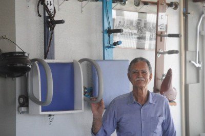 Aos 79 anos, José Maurício Ribeiro, faz carrinhos de rolima na sua casa como passatempo. Ele presenteia seus filhos e netos, alem de emprestar os carrinhos para seus amigos -  (crédito: Alexandre Guzanshe/EM/D.A Press)