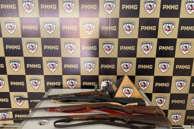Homem é preso em Guanhães por violência doméstica e porte ilegal de arma de fogo. Três armas de fogo e uma de pressão foram apreendidas -  (crédito: Divulgação/PMMG)