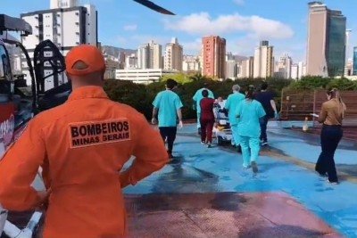 Piloto de aeronave que caiu em Mateus Leme foi levado para o Hospital João XXIII para atendimento médico -  (crédito: Divulgação/CBMMG)