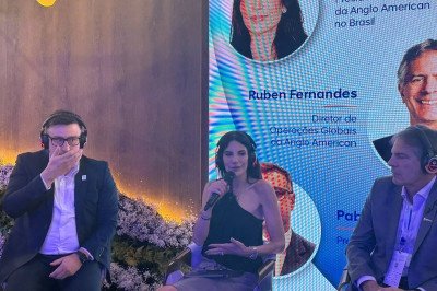 Ana Sanches, presidente da Anglo American e do conselho do Ibram em painel no Exposibram em BH, entre de Pablo Cesario, presidente do Ibram, (E) e Ruben Fernandes, diretor de operacoes globais da Anglo American (D) -  (crédito: Mateus Parreiras/EM/D.A. Press)