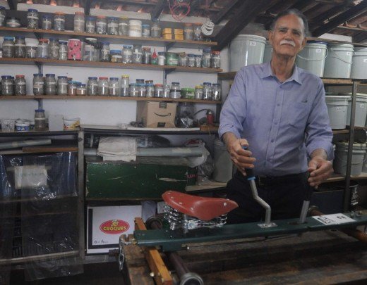 Aos 79 anos, José Maurício Ribeiro, faz carrinhos de rolima na sua casa como passatempo. Ele presenteia seus filhos e netos, alem de emprestar os carrinhos para seus amigos
