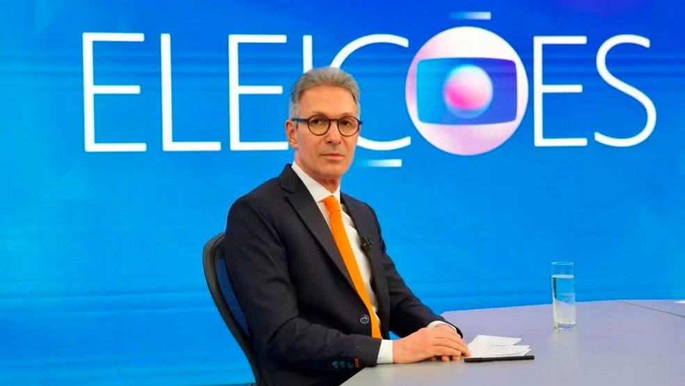 Jornalista em est&uacute;dio da Globo, local das entrevistas eleitorais mencionadas na reportagem sobre Romeu Zema -  (crédito: Globo/ Manoella Mello)