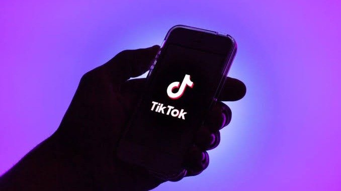 Governos exigem que plataformas como o TikTok removam v&iacute;deos de dire&ccedil;&atilde;o perigosa e alterem algoritmos para evitar promo&ccedil;&atilde;o de conte&uacute;do danoso -  (crédito: Reprodu&ccedil;&atilde;o)