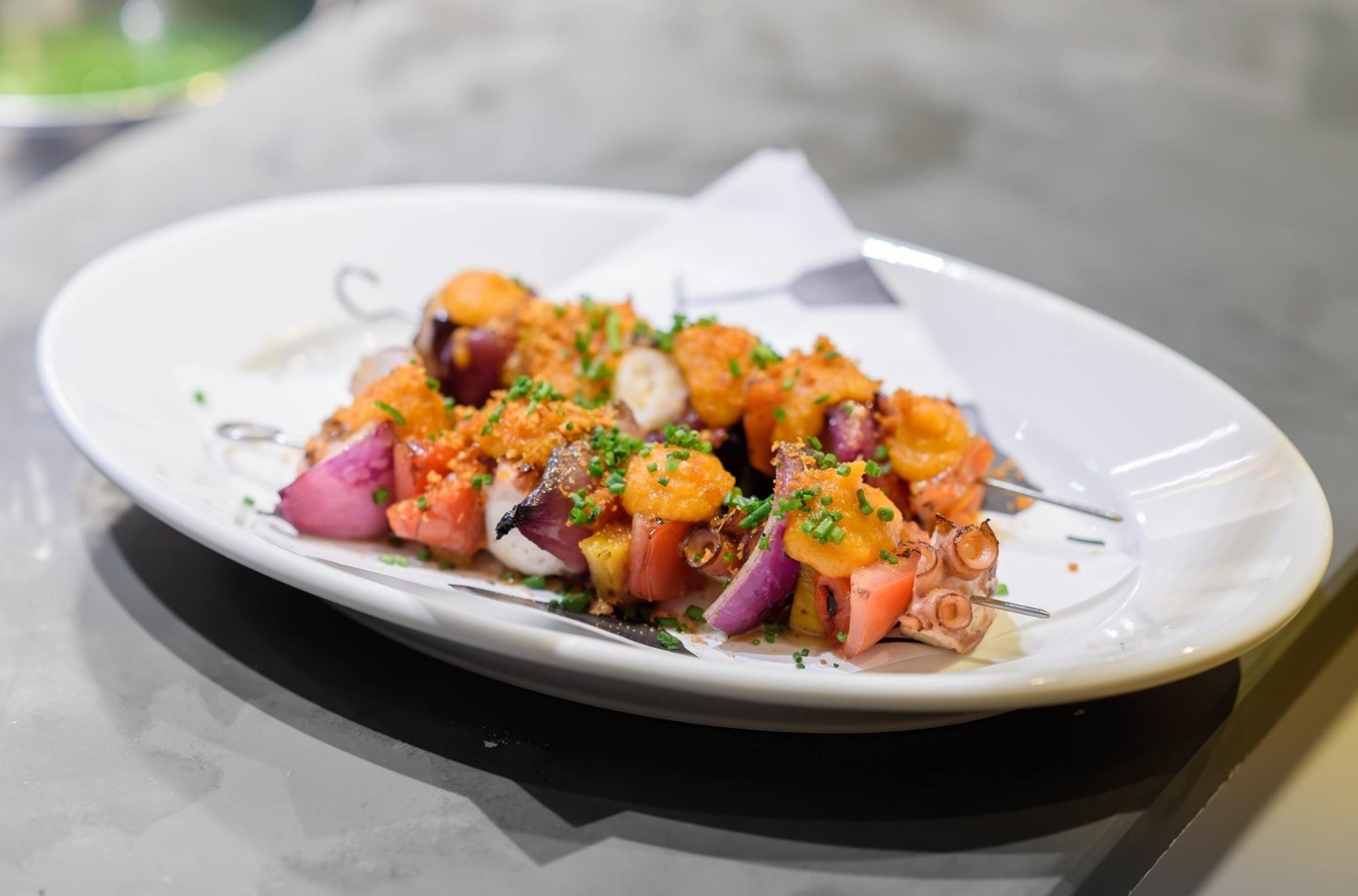 Brochete de polvo com kimchi &eacute; uma das op&ccedil;&otilde;es que podem ou n&atilde;o ser compartilhadas