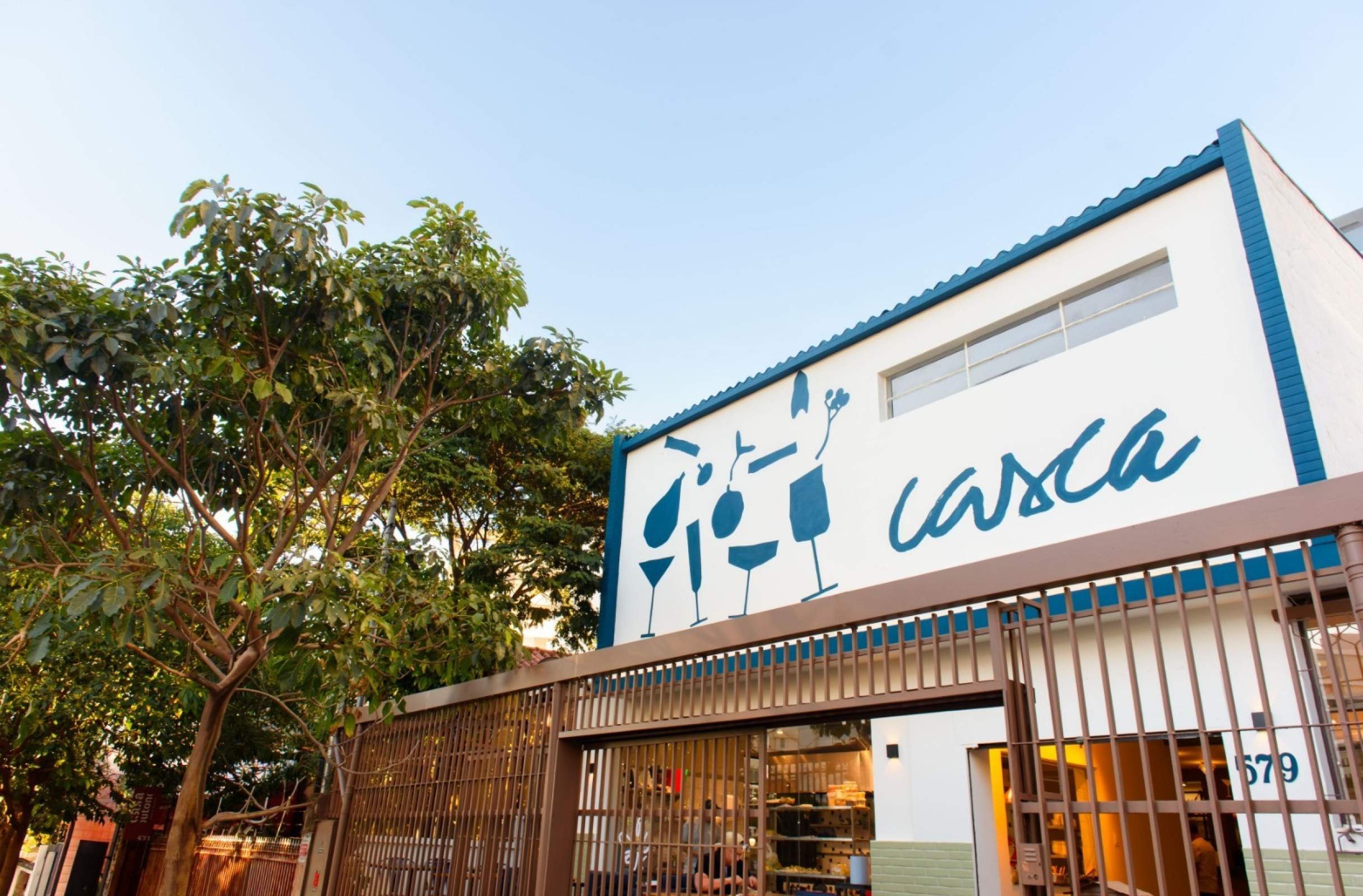 A casa tem uma cozinha aberta que d&aacute; vis&atilde;o para a rua 