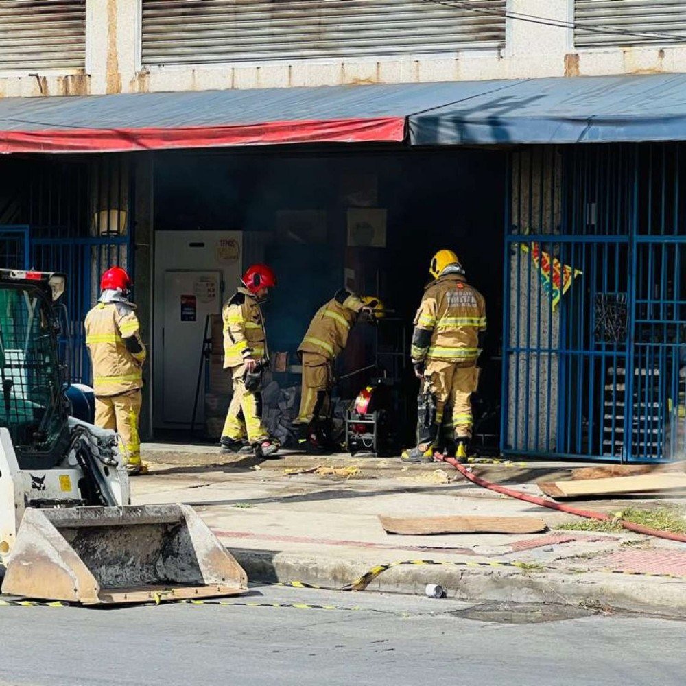 Incêndio em Venda Nova já consumiu 400 mil litros de água