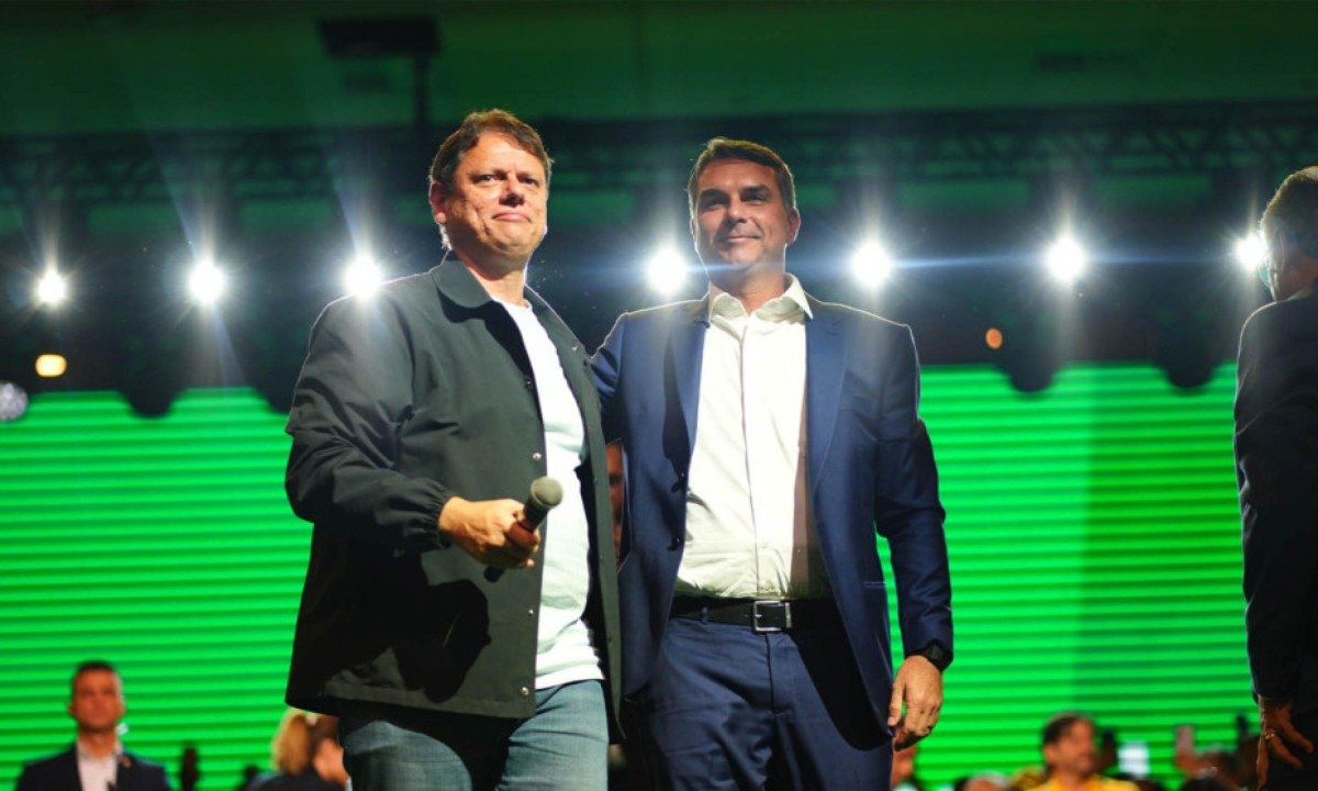 Tarcísio desconfia de promessa de Flávio Bolsonaro de acabar com reeleição - (crédito: Foto: Vittor Sales/PL)