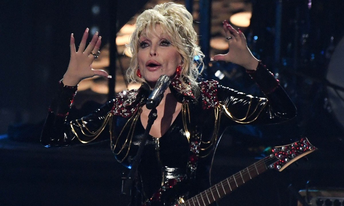 Dolly Parton, que deixou um legado de mais de 3 mil canções, em um de seus momentos de performance que marcaram gerações - (crédito: AFP)