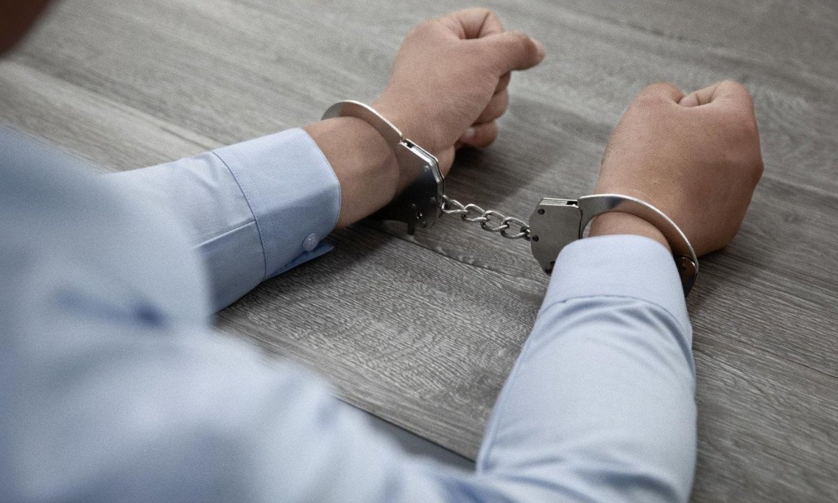 Mãos algemadas representam a prisão em flagrante de auditor fiscal por corrupção passiva no Tocantins - (crédito: FreePik)