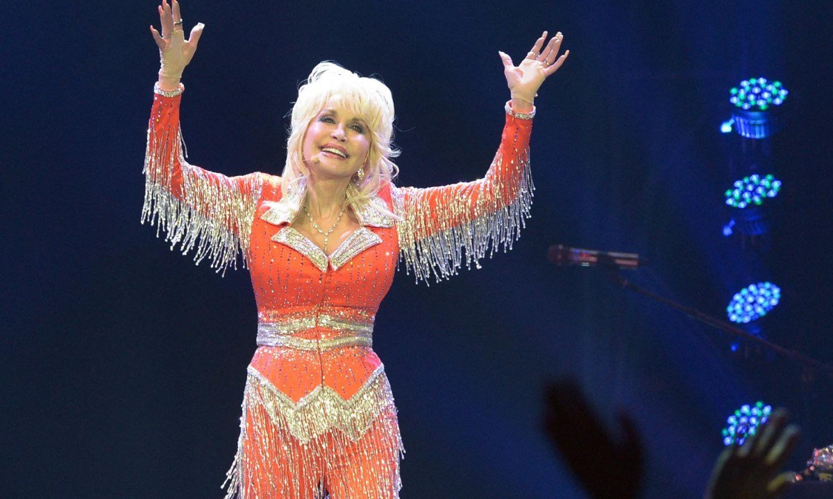 Representantes de Dolly Parton revelaram que artista morreu em decorrência de um câncer - (crédito: AFP)
