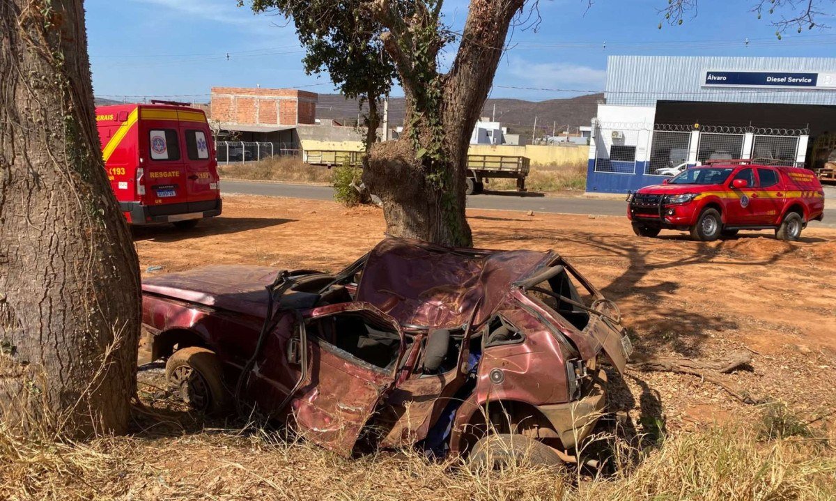 Carro fica destruído após bater em duas árvores, mas jovem sobrevive em Minas - (crédito: Corpo de Bombeiros/Reprodução)