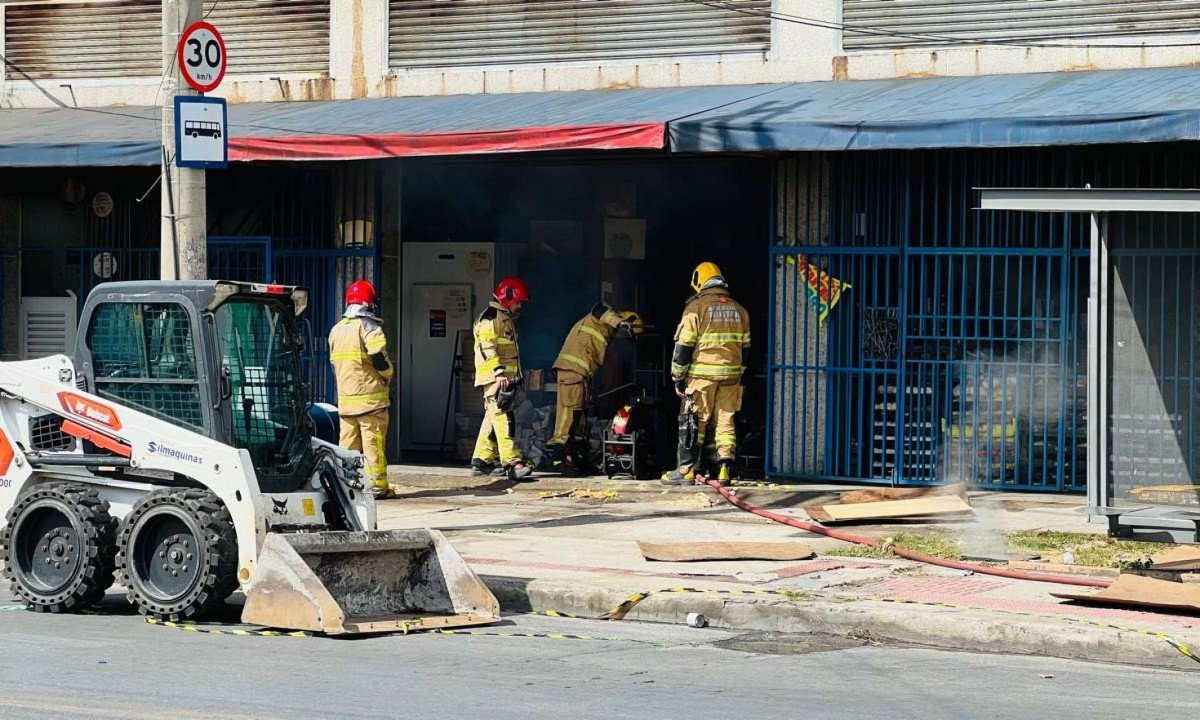 Bombeiros seguem em combate à incêndio no Bairro Rio Branco em Venda Nova - (crédito: Edésio Ferreira/EM/D.A.Press)