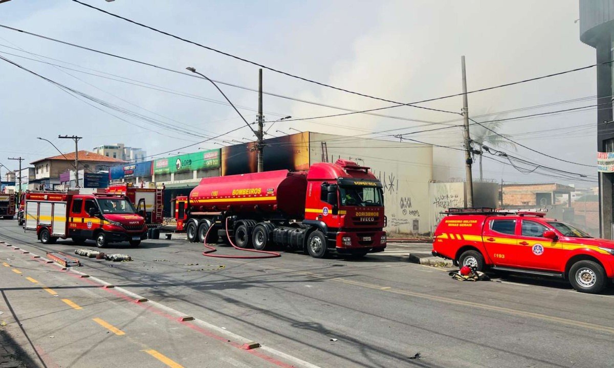 Rescaldo de incêndio em estabelecimento comercial no Bairro Rio Branco, na Região de Venda Nova, na manhã desta quarta-feira (26/8) - (crédito: Edésio Ferreira/EM/D.A.Press)