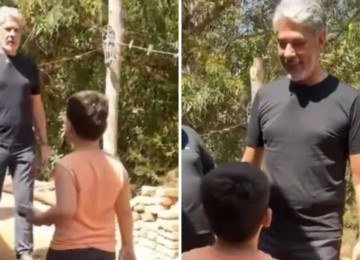 William Bonner durante grava&ccedil;&atilde;o em Joan&eacute;sia, no Vale do Rio Doce, interage com o menino Murilo em momento que viralizou nas redes. -  (crédito: Redes sociais)