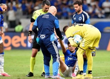 Disputa de bola com o goleiro Everson, do Galo, rendeu ao atacante da Raposa, Bruno Rodrigues, fraturas no rosto e na costela no clássico de terça-feira pela Copa do Brasil -  (crédito: Ramon Lisboa/EM/D.A. Press)