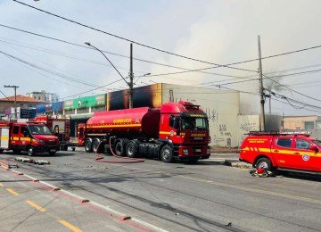 Rescaldo de incêndio em estabelecimento comercial no Bairro Rio Branco, na Região de Venda Nova, na manhã desta quarta-feira (26/8) -  (crédito: Edésio Ferreira/EM/D.A.Press)