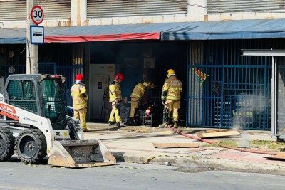 Bombeiros seguem em combate à incêndio no Bairro Rio Branco em Venda Nova -  (crédito: Edésio Ferreira/EM/D.A.Press)