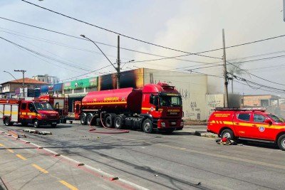 Rescaldo de incêndio em estabelecimento comercial no Bairro Rio Branco, na Região de Venda Nova, na manhã desta quarta-feira (26/8) -  (crédito: Edésio Ferreira/EM/D.A.Press)