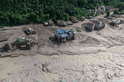 Enchente devastadora no Nepal, na fronteira com o Tibete, deixou um rastro de destruição no país asiático  -  (crédito: AFP)