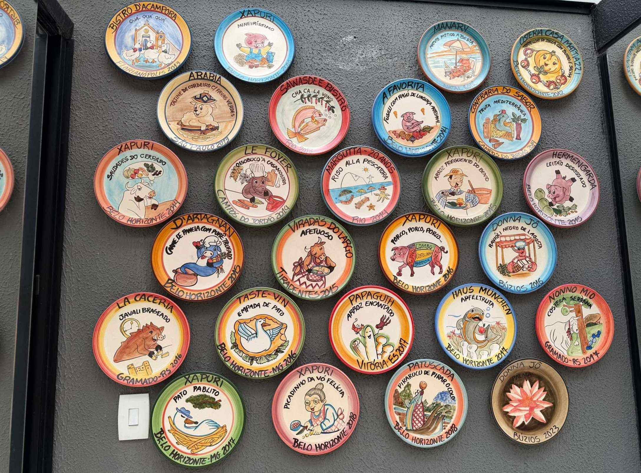 A cole&ccedil;&atilde;o de 30 pratos da colunista L&eacute;a Ara&uacute;jo fica exposta em uma parede da sua casa 