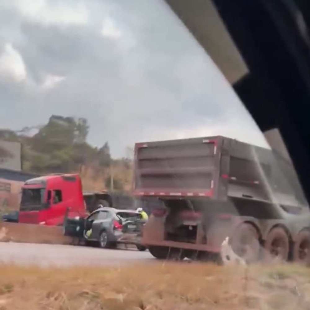 Carreta tomba e atinge diversos veículos no Anel Rodoviário