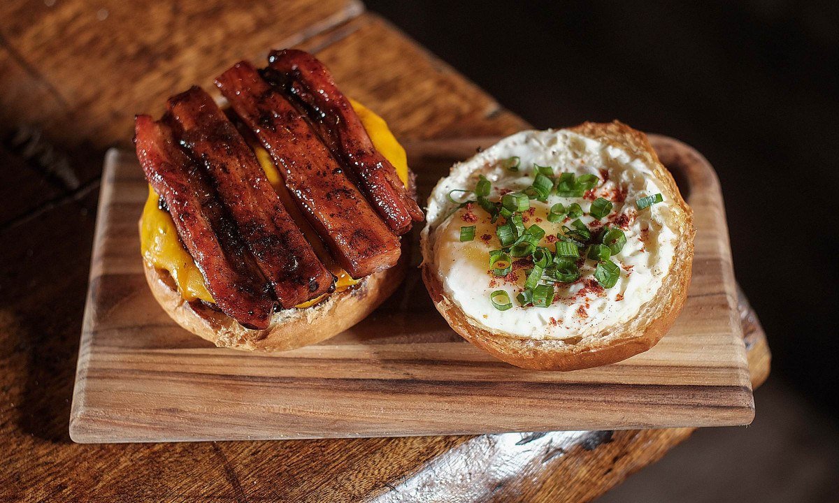 Hamburgueria autoral BRUTTUS celebra Dia do Bacon
- (crédito: DINO)