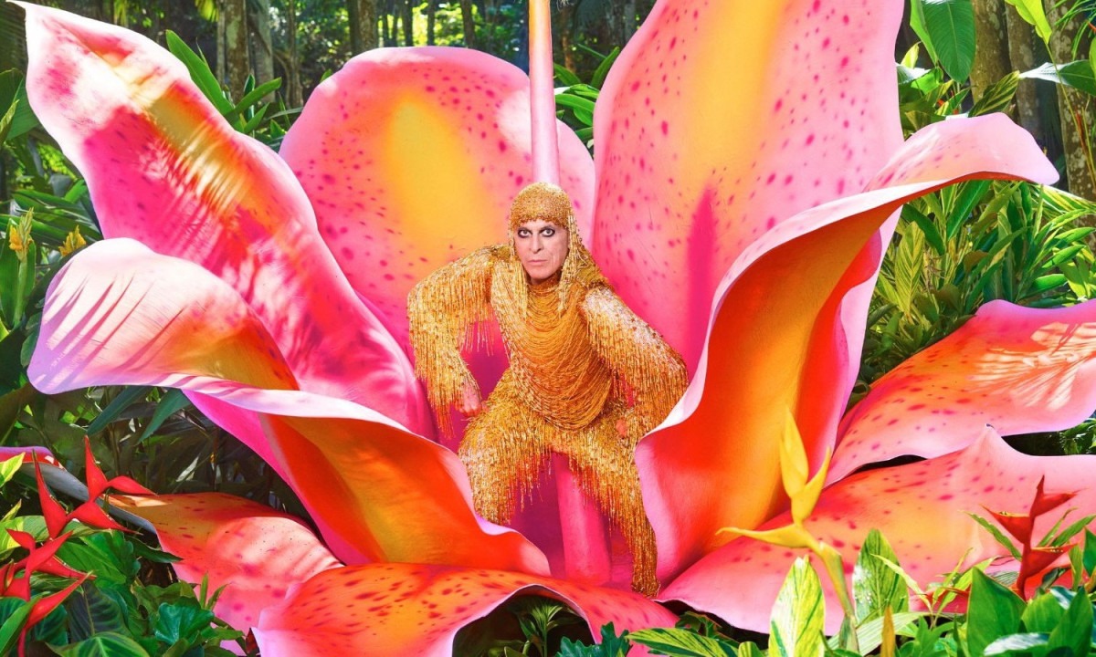 Ney Matogrosso em figurino exuberante recriado para a turnê '85 anos de ousadia', que celebra sua trajetória artística - (crédito: David LaChapelle)