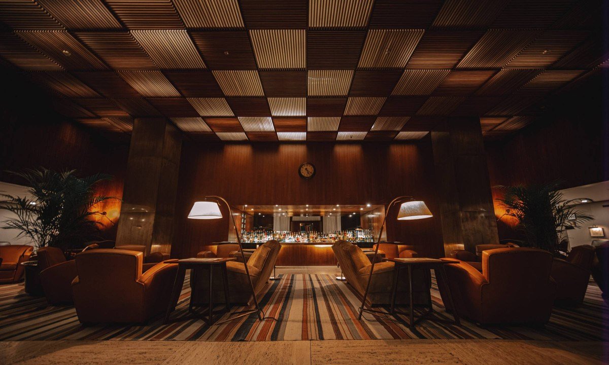 Entre luz baixa, design e sofisticação, o Bar do Lobby do Fasano Itaim é um convite para desacelerar - (crédito: Daniel Pinheiro/Fasano)