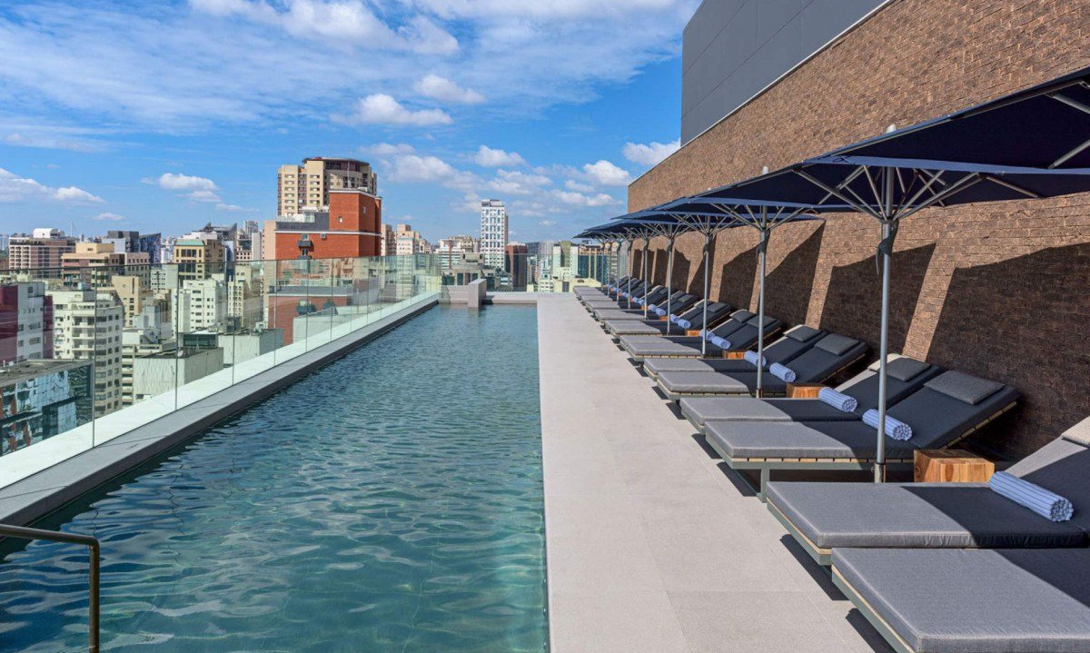 No rooftop do Fasano, a piscina com vista para S&atilde;o Paulo &eacute; o convite perfeito para relaxar nas alturas