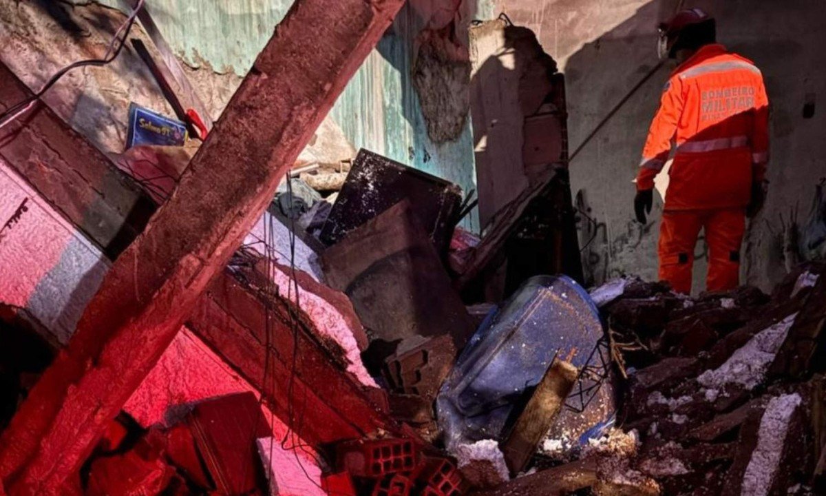 Os bombeiros suspeitam que a mulher dormia no momento da queda da laje - (crédito: CBMMG / Divulgação)