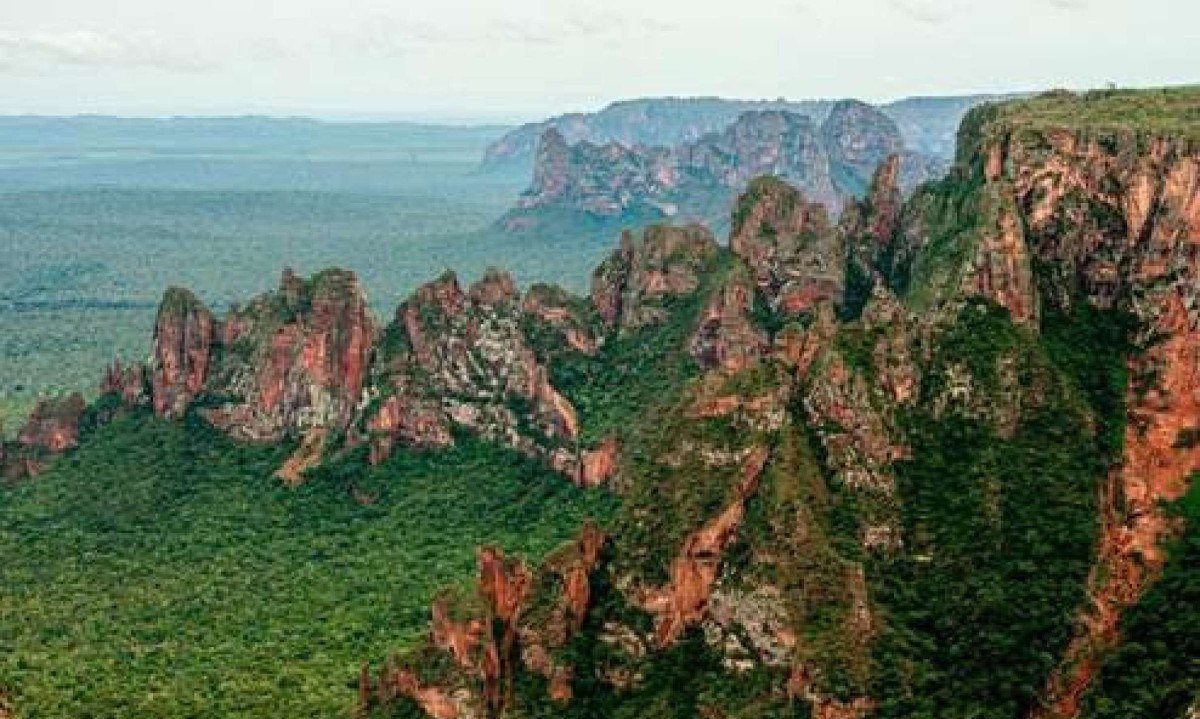 Parque Nacional da Chapada dos Guimar&atilde;es atrai turistas apaixonados por natureza pelos pared&otilde;es de pedra vermelha, c&acirc;nions e mirantes