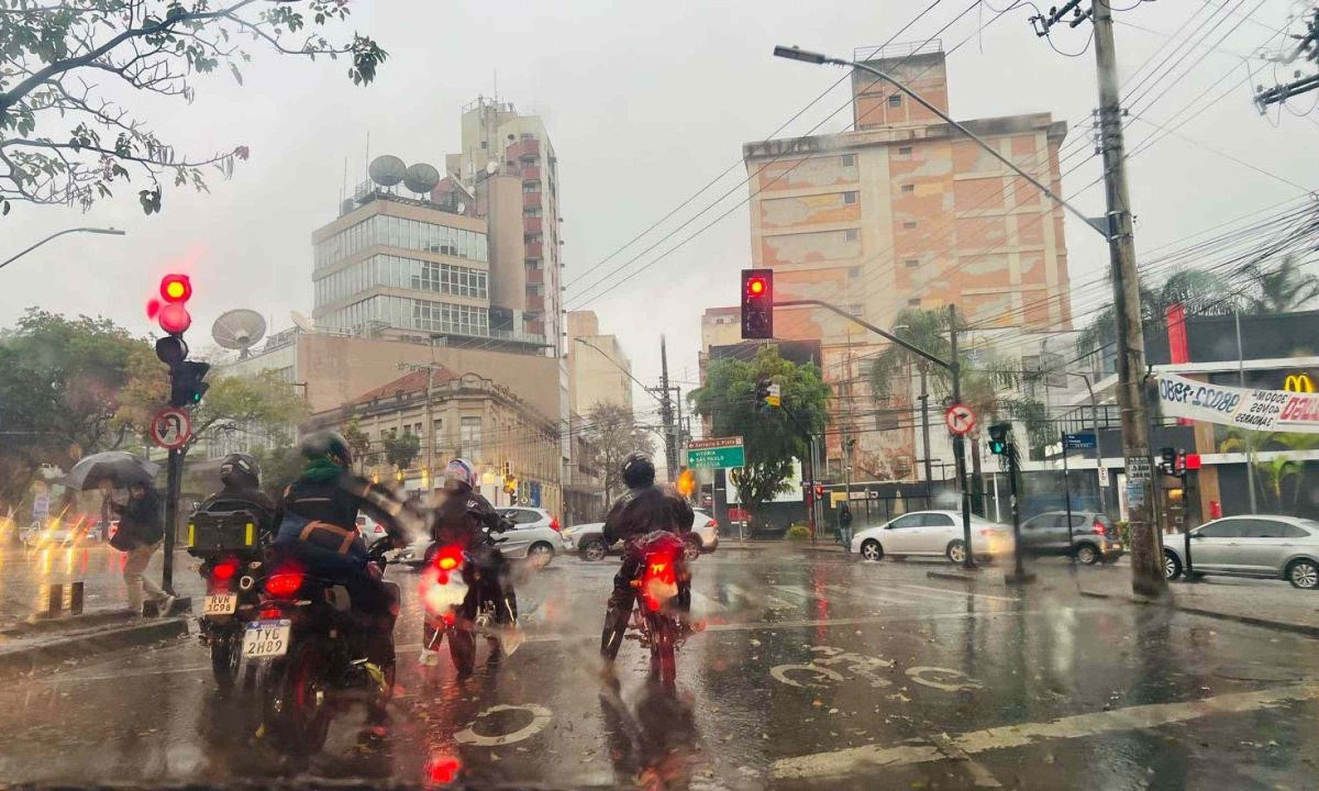 Não trafegue em ruas sujeitas a alagamentos ou perto de córregos e ribeirões nos momentos de forte chuva - (crédito: Jair Amaral /EM/D.A.Press)