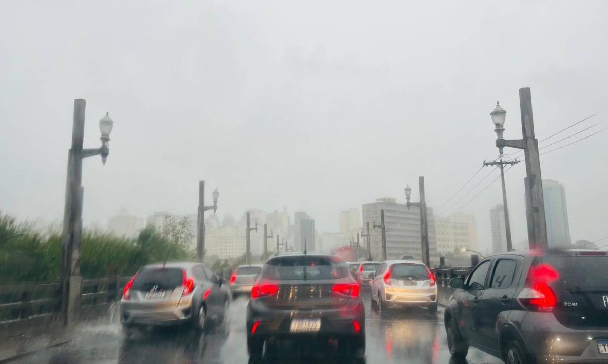 Chuva forte no Viaduto Floresta, em BH - (crédito: Edésio Ferreira/EM/D.A.Press)